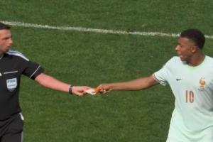 姆巴佩交袖标行为或因新规考虑换人，马卡：避免10秒违例吃牌