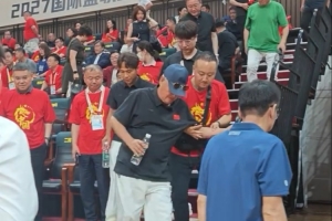 赵本山与宋小宝现场观摩男篮世界杯预选赛，工作人员搀扶下提前退场