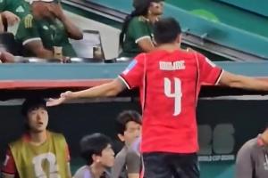 何意？金玟哉在比赛第65分钟被换下，离场时对教练组做出理论摊手动作