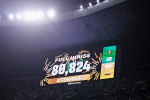狂热！八万零八百二十四人涌入阿兹特克体育场，目睹墨西哥2-0战胜厄瓜多尔，场馆座无虚席！