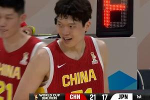 裁判态度不佳!杨瀚森内线争位遭吹进攻犯规 已累计两次个人犯规